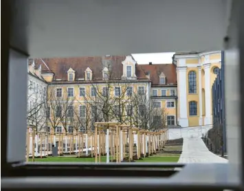  ??  ?? Foto: Helmut Bissinger Im Kloster Heilig Kreuz (im Hintergrun­d) in Donauwörth gab es bis 1977 ein Kinderheim. Es war für Mädchen und Buben ein Ort des Schreckens.