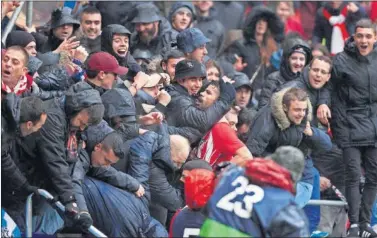  ??  ?? ÍDOLO. Diego Costa celebra con la afición del Atlético su gol ante el Getafe. Esto le costó la expulsión.