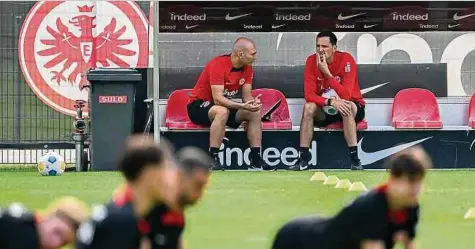  ?? Photo: Getty Images ?? Sur le banc de l‘Eintracht Francfort, Nelson Morgado (à gauche) et Dino Toppmöller parlent de stratégie.