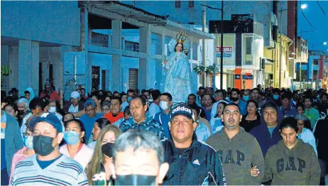  ?? FOTO: EL DIARIO ?? Los feligreses caminan contentos con la imagen religiosa en hombros por las calles de Portoviejo.