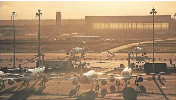  ?? FOTO: MICHAEL KAPPELER/DPA ?? Alles startklar: Auf dem Vorfeld stehen bereits zahlreiche Flugzeuge vor Terminal 1 des neuen Hauptstadt­flughafens.