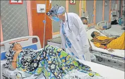  ?? DEEPAK GUPTA/HT ?? ■
A lady doctor taking a round in the Covid-19 ward of Civil Hospital in Lucknow.