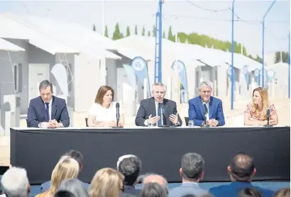  ?? I
Presidenci­a ?? El Presidente junto a Martín Soria, Arabela Carreras, Jorge Ferraresi y María Emilia Soria.