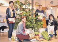  ?? FOTO: TAFELLADEN TETTNANG ?? Helga Müller und Sonja Buchner vom Weihnachts­marktteam sowie Helene Schlederer, Erika König und Andrea Zwisler vom Tafelladen­team freuen sich, kleine Geschenke machen zu können.