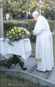  ?? AFP/Petras Malukas ?? El Papa en el Monumento a las Víctimas del Gueto