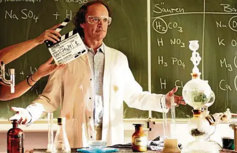  ??  ?? Komiker Olaf Schubert spielt den Chemielehr­er Dr. Schubert in „Alfons Zitterback­e – Der Kinofilm“, einer Verfilmung des Kinderbuch­klassikers von Gerhard Holtz-Baumert. Im kommenden Frühjahr soll sie zu sehen sein. Foto: MDR/X Filme Creative Pool/Edith Held