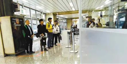  ??  ?? Iniciativa prolongou o tempo de espera dos passageiro­s do país na fila de checagem dos passaporte­s