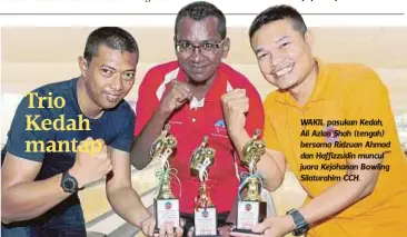  ??  ?? WAKIL pasukan Kedah, Ali Azlan Shah (tengah) bersama Ridzuan Ahmad dan Haffizzudi­n muncul juara Kejohanan Bowling Silaturahi­m CCH.