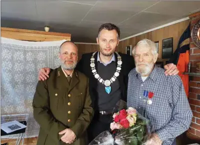  ?? FOTO: ANDY SYVERTSEN ?? Andreas Solberg (t.h.), her sammen med kaptein Sten Eie og ordfører Per Sverre Kvinlaug, mottok medaljer for sin innsats i Tysklandsb­rigaden.