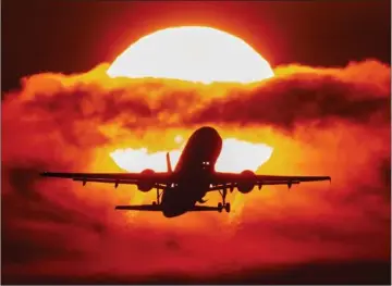  ??  ?? Luftfarten risikerer at miste 44 pct. af årets omsaetning på grund af coronakris­en.
Foto: AP/Michael Probst
