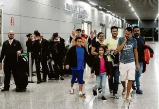  ?? Alexandre Rezende/Folhapress ?? Deportados encontram familiar no aeroporto de Confins (MG)