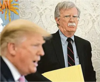  ?? FOTO REUTERS ?? Bolton loni v dubnu ještě jako bezpečnost­ní poradce Trumpa v Oválné pracovně Bílého domu.