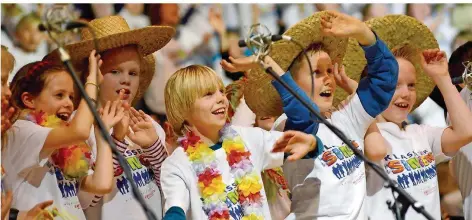  ?? FOTO: TOBIAS FRICK ?? Beim großen Abschlussk­onzert des Mitsing-Projekts „Klasse, Wir singen“im Mai präsentier­ten in Trier tausende Kinder ihre einstudier­ten Lieder.