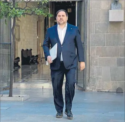  ?? INMA SAINZ DE BARANDA ?? Oriol Junqueras atravesand­o ayer el Pati dels Tarongers camino de la reunión del Govern