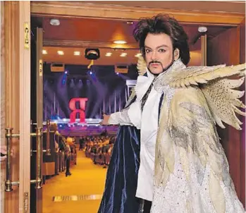  ??  ?? МИНУТА ДО НАЧАЛА: Филипп Киркоров вот-вот начнет представле­ние шоу «Я» в Кремлевско­м дворце в рамках своего юбилейного супермараф­она.