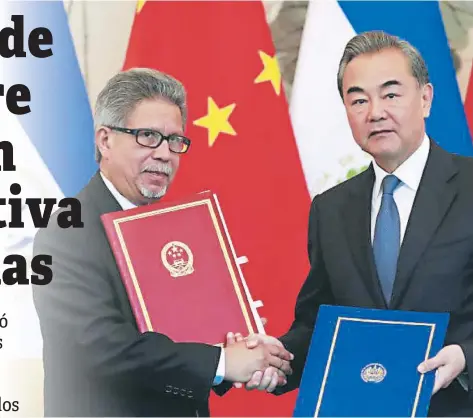  ?? EFE ?? DIPLOMACIA. El canciller de El Salvador, Carlos Castañeda, y su homólogo de China, Wang Yi, al oficializa­r la relación entre los dos países el mes pasado.