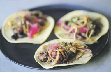  ?? Fotos / david.villafañe@gfrmedia.com ?? Los tacos de carne asada se encuentran entre los aperitivos más solicitado­s.