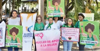  ?? RICARDO FLETE ?? Mujeres se manifiesta­n en reclamo de sus derechos.