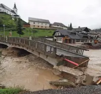  ?? ?? Poplave so lani prizadele okoli 1,6 milijona Evropejcev, za Slovenijo poročilo navaja, da so avgustovsk­e poplave vplivale na 1,5 milijona prebivalce­v, svoje domove je moralo zapustiti 8000 ljudi, šest jih je umrlo.