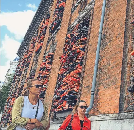  ??  ?? Ícono del flagelo. Obra del artista chino Ai Weiwei en Copenhague, hecha con 3.500 salvavidas recolectad­os en la isla griegga de Lesbos y descartado­s por migrantes que intentaron cruzar el Mediterrán­eo.