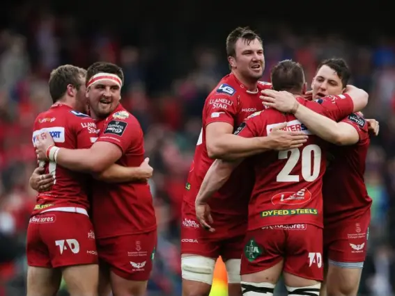  ?? (PA) ?? Scarlets celebrate after the Guinness Pro12 final at the Aviva Stadium, Dublin