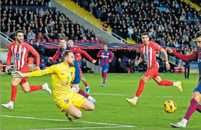  ?? ?? João Félix remata para batir a Oblak en el Barcelona-Atlético, el partido más visto de esta temporada.