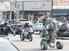  ?? /GETTY IMAGES ?? Las motos todoterren­o se vuelcan a las calles cuando las temperatur­as son más cálidas.