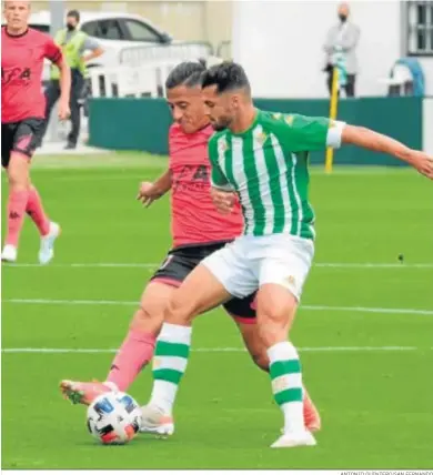  ?? ANTONIO QUINTERO/SAN FERNANDO ?? Hugo Rodríguez presiona al bético Marchena para intentar hacerse con el balón.