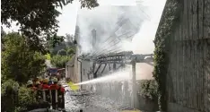  ?? Foto: Mario Obeser ?? An der St. Leonhard Straße in Grünenbain­dt ist am Samstag ein Stadel abgebrannt. Das Feuer kam den angrenzend­en Gebäuden gefährlich nah.