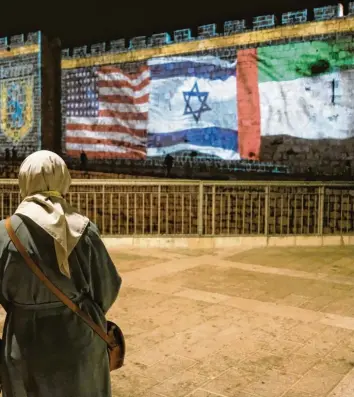  ?? Foto: Nir Alon, Imago ?? Neue Zeiten im Nahen Osten: Nach dem historisch­en Friedensab­kommen leuchten die Flaggen der USA, Israels und der Vereinig‰ ten Emirate an der Mauer um die Altstadt von Jerusalem.