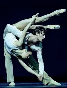  ?? ?? Talenti
Da sinistra, Tatiana Melnik in coppia con Daniil Simkin, poi Alexandre Cagnat con Aya Okumura