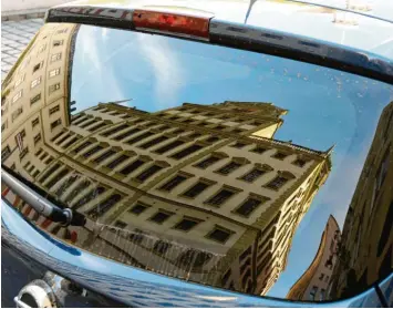  ?? Foto: Silvio Wyszengrad ?? Das Augsburger Rathaus spiegelt sich in diesem Bild in einem Frontfenst­er eines Autos. Wer im Rathaus ab Mai 2020 regiert, darüber entscheide­n die Augsburger bei der Kommunalwa­hl, die im März 2020 stattfinde­t.