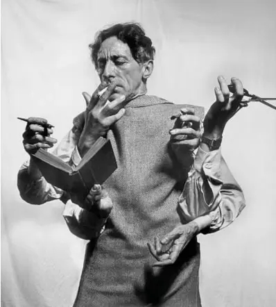  ??  Jean Cocteau portrayed in New York in 1949 by Philippe Halsman / Magnum Photos. ?? 1 2 1 Jean Cocteau ritratto a New York nel 1949 da Philippe Halsman / Magnum Photos.