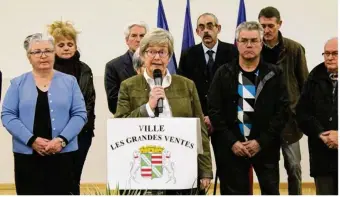  ??  ?? Annick Bocandé entouré de son conseil a fait le point sur les travaux à venir dans la commune.