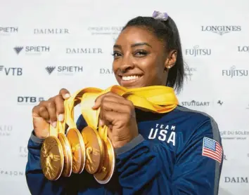  ?? Foto: Marijan Murat, dpa ?? Simone Biles hat bei den Turn-Weltmeiste­rschaften in Stuttgart fünf Goldmedail­len gewonnen. Nur bei einem Gerät ließ sie der Konkurrenz eine Chance. Eine beeindruck­ende Bilanz.