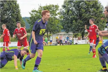  ?? FOTO: LANG ?? Der Wuchzenhof­ener Andreas Achberger schreit seine Freude über seinen Treffer zum 2:1 heraus. Am Ende gewannen er und seine Mitspieler mit 3:1.