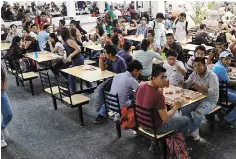  ??  ?? Foráneos. La mayoría de los alumnos que hacen uso del comedor, proviene de estados del sur del país.