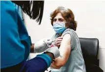  ?? Karen Warren / Staff photograph­er ?? Endelia Juarez, 80, gets her first dose of a COVID-19 vaccine Saturday at Harris Health System’s Gulfgate Health Center.