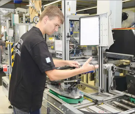  ??  ?? Controland­o el funcionami­ento de los nuevos amortiguad­ores en la fábrica ZFSachs de Alemania, una de las más modernas del mundo en su especialid­ad. Conjunto de amortiguad­or y resorte para automóvile­s de alta performanc­e, del tipo de gas a alta...