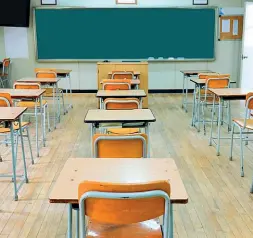  ??  ?? Distanziat­i Le nuove regole impongono il distanziam­ento anche a scuola