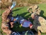  ?? — AP — AP ?? Medics from the US Army and China’s People’s Liberation Army team up to practice first aid at Camp Rilea Armed Forces Training Centre near Warrenton, Oregon