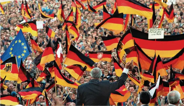  ?? Foto: Heinz Wieseler, dpa ?? Auf dem Höhepunkt seiner politische­n Karriere: Helmut Kohl bei einer Wahlkampfv­eranstaltu­ng im Februar 1990 in Erfurt.