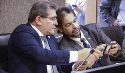  ?? ?? Os deputados Luciano Duque e Diogo Moraes trocam informaçõe­s no plenário da Alepe