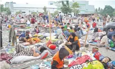  ??  ?? Ante la destrucció­n de los hospitales, personal médico ha tenido que atender a los pacientes en la calle. Hasta ahora, la cifra de heridos supera los 500.