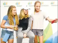  ?? Peter Hvizdak / Hearst Connecticu­t Media ?? Simona Halep, the world’s top-ranked player, takes photos with Ava Esposito, 13, and Margot Sack, 12, on Monday.