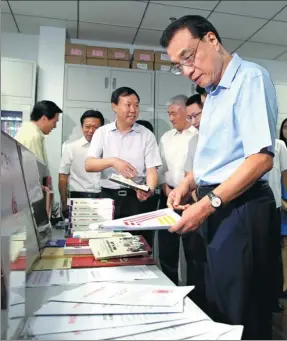  ?? WU ZHIYI / CHINA DAILY ?? Premier Li Keqiang inspects the Ministry of Science and Technology on Tuesday. He said he’d like to enhance the nation’s technologi­cal innovation­s.