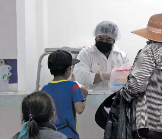  ?? /TOMÁS BAÑOS ?? En los comedores comunitari­os, seis mil 663 madres solteras y viudas reciben alimentos a bajo costo