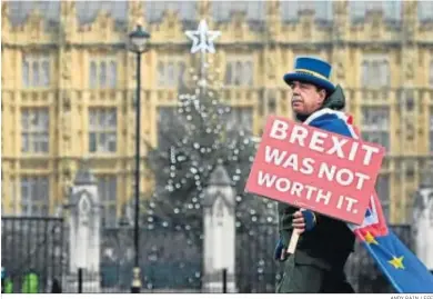  ?? ANDY RAIN / EFE ?? Un activista contra el ‘Brexit’ se manifiesta ante el Parlamento británico.
