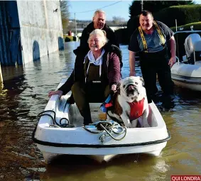  ??  ?? QUI LONDRA Ancora acqua alta a Venezia. Sotto il salvataggi­o di un cane a sud di Londra, devastata dalle alluvioni