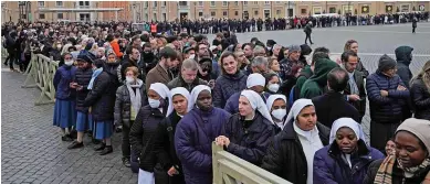  ?? ?? Paying respects: Crowds wait in a line to enter Saint Peter’s Basilica at the Vatican